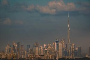 Emiratos abandona OPEP: impacto en inversiones de Dubai